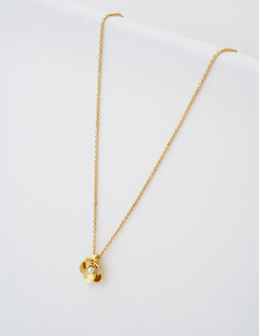 Ted Baker FLORA - Pearl Detail Flower Pendant Women Necklaces Gold | UAE  38702-HFRA
