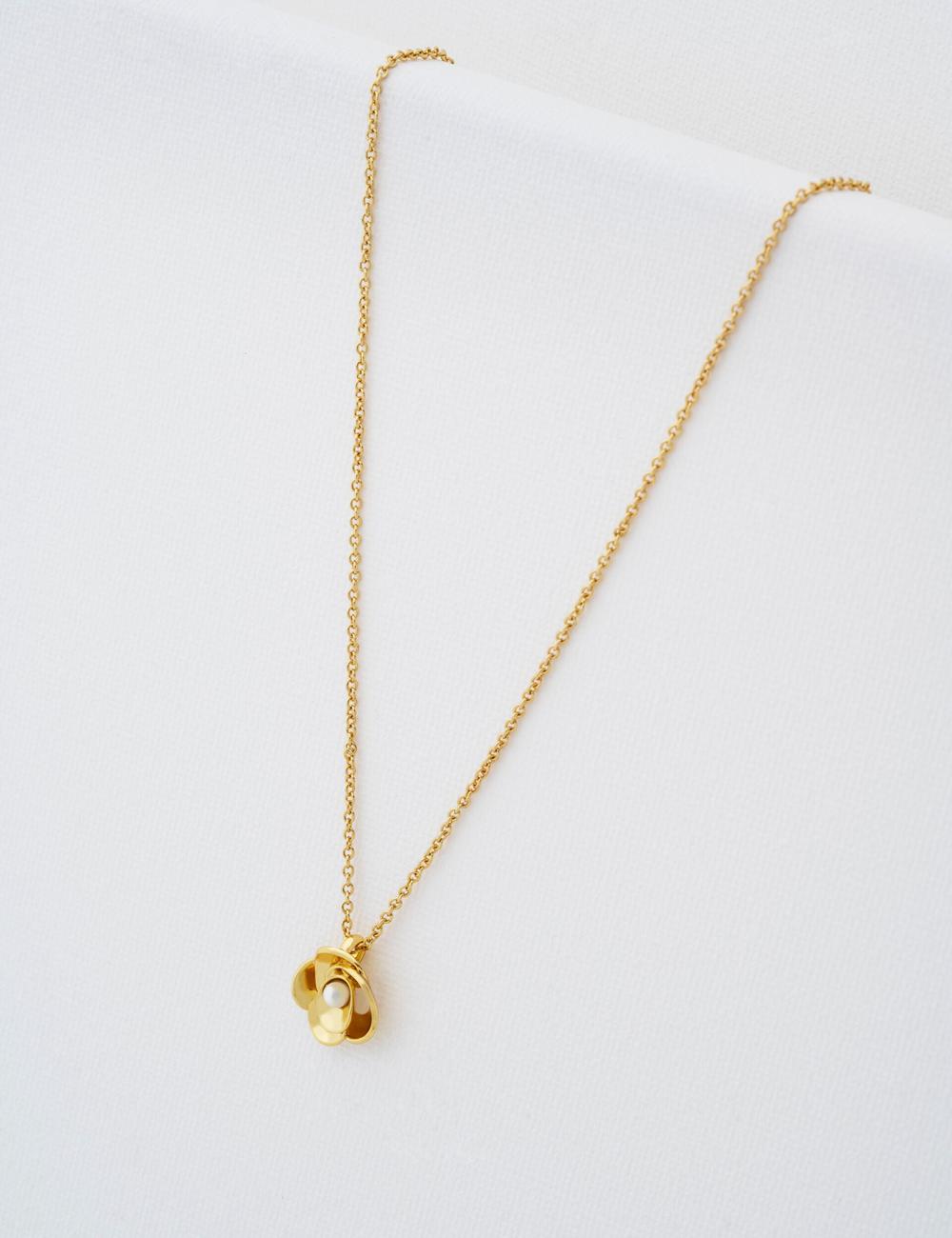 Ted Baker FLORA - Pearl Detail Flower Pendant Women Necklaces Gold | UAE  38702-HFRA